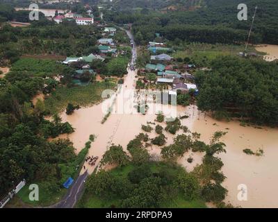 (190809) -- HANOI, 9. August 2019 (Xinhua) -- das Foto vom 8. August 2019 zeigt Überschwemmungen, die durch starke Regenfälle ausgelöst wurden, die Straßen und Wohngebiete in der Provinz Lam Dong, Vietnam, überschwemmen. Am Freitagnachmittag hatten Überschwemmungen und Erdrutsche in Vietnams zentralem Hochland acht Menschen getötet, teilte das Zentralkomitee für die Prävention und Kontrolle von Naturkatastrophen mit. (VNA via Xinhua) VIETNAM-ZENTRALHOCHLAND-REGION-FLUTKATASTROPHE PUBLICATIONxNOTxINxCHN Stockfoto