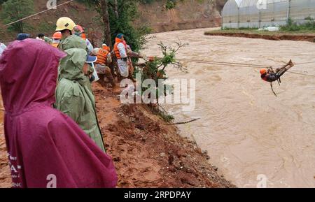 (190809) -- HANOI, 9. August 2019 (Xinhua) -- Ein Bewohner nutzt Seile, um aus einem Wohngebiet zu entkommen, das durch Überschwemmungen in der Provinz Lam Dong, Vietnam, am 8. August 2019 isoliert wurde. Am Freitagnachmittag hatten Überschwemmungen und Erdrutsche in Vietnams zentralem Hochland acht Menschen getötet, teilte das Zentralkomitee für die Prävention und Kontrolle von Naturkatastrophen mit. (VNA via Xinhua) VIETNAM-ZENTRALHOCHLAND-REGION-FLUTKATASTROPHE PUBLICATIONxNOTxINxCHN Stockfoto