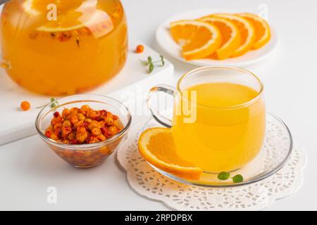 Sanddorn-Teegetränk mit Orangen und Minze. Warmes Herbstgetränk. Pflanzlicher Vitamintee. Stockfoto