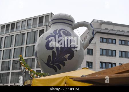 Frankfurt, Apfelweinfestival (190809) -- FRANKFURT, 9. August 2019 -- Ein riesiges Modell des bembel, einer blau-grauen Tongefäßkanne, in der Apfelwein traditionell serviert wird, wird auf dem Frankfurter Apfelweinfestival am 9. August 2019 in Frankfurt gesehen. Vom 9. Bis 18. August findet hier das Frankfurter Apfelweinfestival statt. Die Frankfurter Apfelweinkultur spielt seit Hunderten von Jahren eine wichtige Rolle im gesellschaftlichen Leben der Stadt. ) DEUTSCHLAND-FRANKFURT-APFELWEINFESTIVAL LuxYang PUBLICATIONxNOTxINxCHN Stockfoto