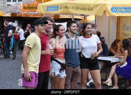 Frankfurt, Apfelweinfestival (190809) -- FRANKFURT, 9. August 2019 -- Menschen posieren für Fotos beim Frankfurter Apfelweinfestival am 9. August 2019. Vom 9. Bis 18. August findet hier das Frankfurter Apfelweinfestival statt. Die Frankfurter Apfelweinkultur spielt seit Hunderten von Jahren eine wichtige Rolle im gesellschaftlichen Leben der Stadt. ) DEUTSCHLAND-FRANKFURT-APFELWEINFESTIVAL LuxYang PUBLICATIONxNOTxINxCHN Stockfoto