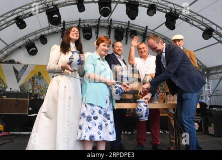 Frankfurt, Apfelweinfestival (190809) -- FRANKFURT, 9. August 2019 -- Besucher besuchen das Frankfurter Apfelweinfestival am 9. August 2019 in Frankfurt. Vom 9. Bis 18. August findet hier das Frankfurter Apfelweinfestival statt. Die Frankfurter Apfelweinkultur spielt seit Hunderten von Jahren eine wichtige Rolle im gesellschaftlichen Leben der Stadt. ) DEUTSCHLAND-FRANKFURT-APFELWEINFESTIVAL LuxYang PUBLICATIONxNOTxINxCHN Stockfoto