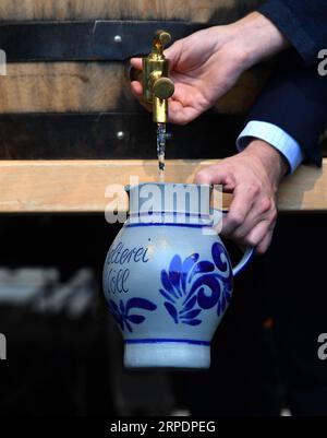 Frankfurt, Apfelweinfestival (190809) -- FRANKFURT, 9. August 2019 -- Apfelwein wird in den bembel gefüllt, eine blau-graue Tongefäßkanne, in der Apfelwein traditionell serviert wird, beim Frankfurter Apfelweinfestival am 9. August 2019. Vom 9. Bis 18. August findet hier das Frankfurter Apfelweinfestival statt. Die Frankfurter Apfelweinkultur spielt seit Hunderten von Jahren eine wichtige Rolle im gesellschaftlichen Leben der Stadt. ) DEUTSCHLAND-FRANKFURT-APFELWEINFESTIVAL LuxYang PUBLICATIONxNOTxINxCHN Stockfoto