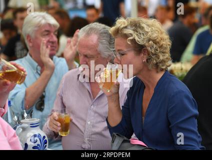 Frankfurt, Apfelweinfestival (190809) -- FRANKFURT, 9. August 2019 -- Menschen genießen Apfelwein beim Frankfurter Apfelweinfestival am 9. August 2019 in Frankfurt. Vom 9. Bis 18. August findet hier das Frankfurter Apfelweinfestival statt. Die Frankfurter Apfelweinkultur spielt seit Hunderten von Jahren eine wichtige Rolle im gesellschaftlichen Leben der Stadt. ) DEUTSCHLAND-FRANKFURT-APFELWEINFESTIVAL LuxYang PUBLICATIONxNOTxINxCHN Stockfoto