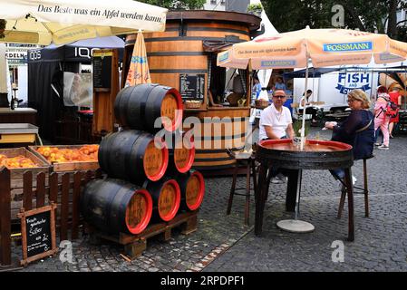 Frankfurt, Apfelweinfestival (190809) -- FRANKFURT, 9. August 2019 -- Besucher besuchen das Frankfurter Apfelweinfestival am 9. August 2019 in Frankfurt. Vom 9. Bis 18. August findet hier das Frankfurter Apfelweinfestival statt. Die Frankfurter Apfelweinkultur spielt seit Hunderten von Jahren eine wichtige Rolle im gesellschaftlichen Leben der Stadt. ) DEUTSCHLAND-FRANKFURT-APFELWEINFESTIVAL LuxYang PUBLICATIONxNOTxINxCHN Stockfoto