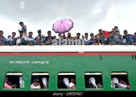 News Bilder des Tages (190810) -- DHAKA, 10. August 2019 -- Passagiere werden in einem überfüllten Zug vor dem Eid al-Adha-Urlaub in Dhaka, der Hauptstadt von Bangladesch, am 9. August 2019 gesehen. Als sich der Feiertag Eid al-Adha näherte, strömten Hunderttausende von bangladeschischen Hauptstädten aus der Stadt, um mit ihren Kite und Verwandten in Dorfhäusern an dem Festival teilzunehmen. (STR/Xinhua) BANGLADESCH-DHAKA-EID AL-ADHA-TRAVELLERS Naim-ul-karim PUBLICATIONxNOTxINxCHN Stockfoto