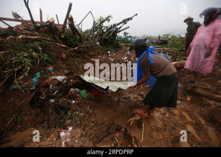 News Bilder des Tages (190810) -- YANGON, 10. August 2019 -- Menschen räumen das vom Monsunsturz betroffene Gebiet in der Gemeinde Paung, Mon State, Myanmar, 10. August 2019. Die Zahl der Todesopfer vom Monsunerdrutsch am Freitag war im Staat Mon auf 29 gestiegen, so die jüngsten Zahlen, die am Samstag von der Feuerwehr Myanmar veröffentlicht wurden. Verursacht durch starke Monsunregen, Paung, Mawlamyine, Mudon, Thanbyuzayat, Kyaikmaraw, YE Townships wurden überflutet. ) MYANMAR-MON STAATLICHEN MONSUN ERDRUTSCH UxAung PUBLICATIONxNOTxINxCHN Stockfoto