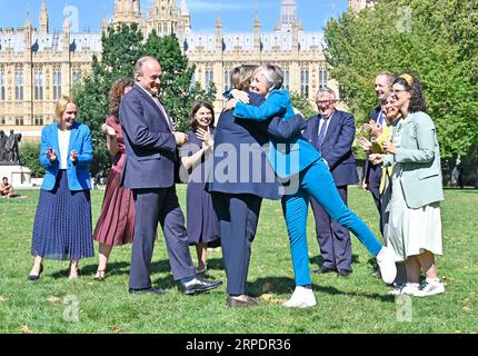 London, Großbritannien. September 2023. Die Vorsitzende Ed Davey und andere Abgeordnete der Liberaldemokraten treffen sich in Westminster, um die neu gewählte Sarah Dyke (Somerton und Frome) an ihrem ersten Tag im Parlament nach ihrem Sieg bei der Nachwahl am 20. Juli zu begrüßen. Quelle: Phil Robinson/Alamy Live News Stockfoto