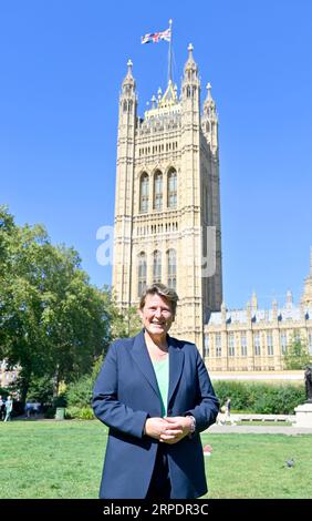 London, Großbritannien. September 2023. Die Vorsitzende Ed Davey und andere Abgeordnete der Liberaldemokraten treffen sich in Westminster, um die neu gewählte Sarah Dyke (Somerton und Frome) an ihrem ersten Tag im Parlament nach ihrem Sieg bei der Nachwahl am 20. Juli zu begrüßen. Quelle: Phil Robinson/Alamy Live News Stockfoto