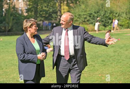 London, Großbritannien. September 2023. Die Vorsitzende Ed Davey und andere Abgeordnete der Liberaldemokraten treffen sich in Westminster, um die neu gewählte Sarah Dyke (Somerton und Frome) an ihrem ersten Tag im Parlament nach ihrem Sieg bei der Nachwahl am 20. Juli zu begrüßen. Quelle: Phil Robinson/Alamy Live News Stockfoto