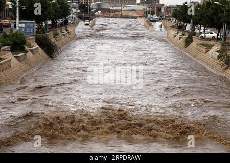 News Bilder des Tages (190810) -- JEMEN, 10. August 2019 (Xinhua) -- Foto aufgenommen am 10. August 2019 zeigt einen überfluteten Fluss nach dem starken Regen in Sanaa, Jemen. Starkregen traf Sanaa am Samstag. (Foto von Mohammed Mohammed/Xinhua) JEMEN-SANAA-STARKER REGEN PUBLICATIONxNOTxINxCHN Stockfoto