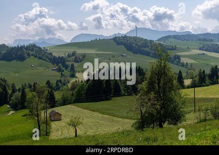 Panoramablick über die Landschaft des Naturschutzgebiets Entlebuch Biosphere am Fuß der Alpen zwischen Bern und Luzern im Schweizer Kanton Luzern, jetzt seco Stockfoto