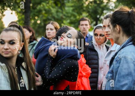 (190811) -- MOSKAU, 11. August 2019 (Xinhua) -- Eine Turnerin wird von ihrem Kollegen bejubelt, nachdem sie am 10. August 2019 an einem Aerial Gymnastics Festival im Gorki Park, Moskau, Russland, teilgenommen hat. Der Wettbewerb wurde in drei verschiedenen Kategorien ausgetragen: Leinwand, Ring und alternatives Zubehör. (Xinhua/Maxim Chernavsky) (SP)RUSSLAND-MOSKAU-LUFTBALLTURNFESTIVAL PUBLICATIONxNOTxINxCHN Stockfoto