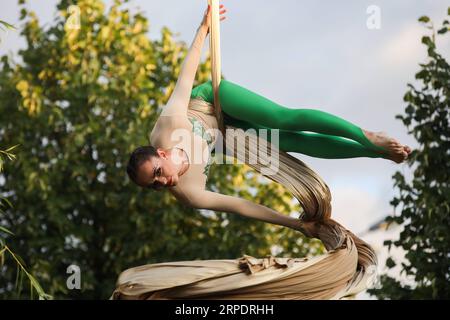 (190811) -- MOSKAU, 11. August 2019 (Xinhua) -- Ein Turner nimmt an einem Wettbewerb mit Leinwand während eines Luftgymnastik-Festivals im Gorki-Park, Moskau, Russland, am 10. August 2019 Teil. Der Wettbewerb wurde in drei verschiedenen Kategorien ausgetragen: Leinwand, Ring und alternatives Zubehör. (Xinhua/Maxim Chernavsky) (SP)RUSSLAND-MOSKAU-LUFTBALLTURNFESTIVAL PUBLICATIONxNOTxINxCHN Stockfoto