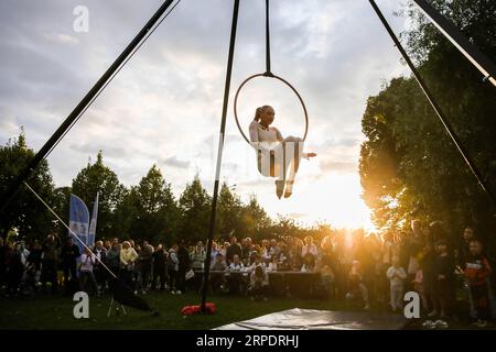 (190811) -- MOSKAU, 11. August 2019 (Xinhua) -- Ein Turner nimmt an einem Wettbewerb mit einem Ring Teil, während eines Luftgymnastik-Festivals im Gorki-Park, Moskau, Russland, am 10. August 2019. Der Wettbewerb wurde in drei verschiedenen Kategorien ausgetragen: Leinwand, Ring und alternatives Zubehör. (Xinhua/Maxim Chernavsky) (SP)RUSSLAND-MOSKAU-LUFTBALLTURNFESTIVAL PUBLICATIONxNOTxINxCHN Stockfoto