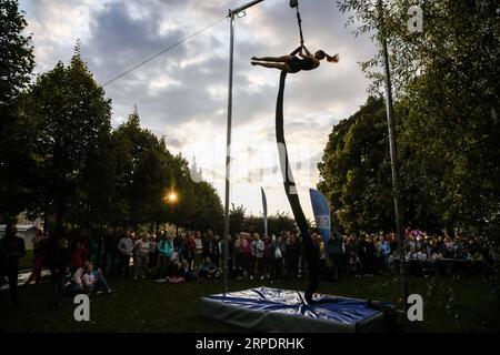 (190811) -- MOSKAU, 11. August 2019 (Xinhua) -- Ein Turner nimmt an einem Wettbewerb mit Leinwand während eines Luftgymnastik-Festivals im Gorki-Park, Moskau, Russland, am 10. August 2019 Teil. Der Wettbewerb wurde in drei verschiedenen Kategorien ausgetragen: Leinwand, Ring und alternatives Zubehör. (Xinhua/Maxim Chernavsky) (SP)RUSSLAND-MOSKAU-LUFTBALLTURNFESTIVAL PUBLICATIONxNOTxINxCHN Stockfoto