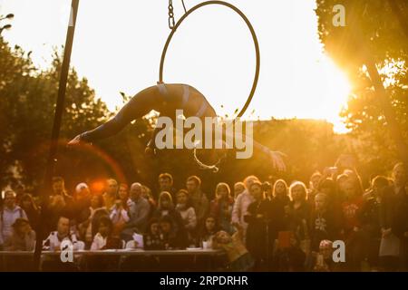 (190811) -- MOSKAU, 11. August 2019 (Xinhua) -- Ein Turner nimmt an einem Wettbewerb mit einem Ring Teil, während eines Luftgymnastik-Festivals im Gorki-Park, Moskau, Russland, am 10. August 2019. Der Wettbewerb wurde in drei verschiedenen Kategorien ausgetragen: Leinwand, Ring und alternatives Zubehör. (Xinhua/Maxim Chernavsky) (SP)RUSSLAND-MOSKAU-LUFTBALLTURNFESTIVAL PUBLICATIONxNOTxINxCHN Stockfoto