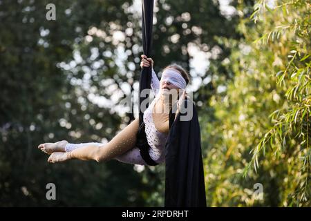 (190811) -- MOSKAU, 11. August 2019 (Xinhua) -- Ein Turner nimmt an einem Wettbewerb mit Leinwand während eines Luftgymnastik-Festivals im Gorki-Park, Moskau, Russland, am 10. August 2019 Teil. Der Wettbewerb wurde in drei verschiedenen Kategorien ausgetragen: Leinwand, Ring und alternatives Zubehör. (Xinhua/Maxim Chernavsky) (SP)RUSSLAND-MOSKAU-LUFTBALLTURNFESTIVAL PUBLICATIONxNOTxINxCHN Stockfoto