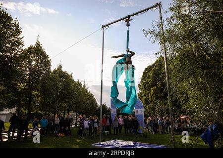 (190811) -- MOSKAU, 11. August 2019 (Xinhua) -- Ein Turner nimmt an einem Wettbewerb mit Leinwand während eines Luftgymnastik-Festivals im Gorki-Park, Moskau, Russland, am 10. August 2019 Teil. Der Wettbewerb wurde in drei verschiedenen Kategorien ausgetragen: Leinwand, Ring und alternatives Zubehör. (Xinhua/Maxim Chernavsky) (SP)RUSSLAND-MOSKAU-LUFTBALLTURNFESTIVAL PUBLICATIONxNOTxINxCHN Stockfoto