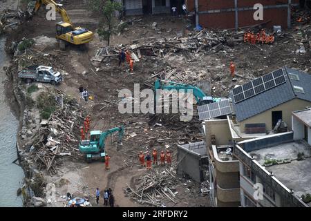 (190811) -- YONGJIA, 11. August 2019 -- Foto vom 11. August 2019 zeigt den Erdrutsch im Dorf Shanzao der Gemeinde Yantan in Yongjia, ostchinesische Provinz Zhejiang. Insgesamt starben 32 Menschen, und 16 bleiben vermisst, nachdem Lekima, der neunte und stärkste Taifun des Jahres, am Samstag gegen 1:45 Uhr in der Stadt Wenling in der ostchinesischen Provinz Zhejiang gelandet war, teilte das provinzielle Hochwasserkontrollzentrum mit. Die meisten Todesfälle ereigneten sich im Yongjia County, verwaltet von der Stadt Wenzhou, wo sintflutartige Regenfälle einen Erdrutsch verursachten, der einen Fluss blockierte. Der Barrieresee platzte an Stockfoto