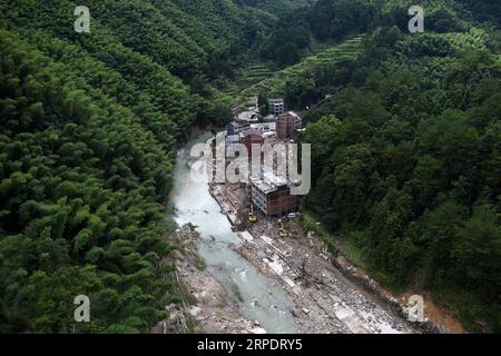 (190811) -- PEKING, 11. August 2019 -- Foto vom 11. August 2019 zeigt den Erdrutsch im Dorf Shanzao der Gemeinde Yantan im Kreis Yongjia in der ostchinesischen Provinz Zhejiang. ) Xinhua Schlagzeilen: China kämpft gegen den mächtigen Taifun Lekima HanxChuanhao PUBLICATIONxNOTxINxCHN Stockfoto