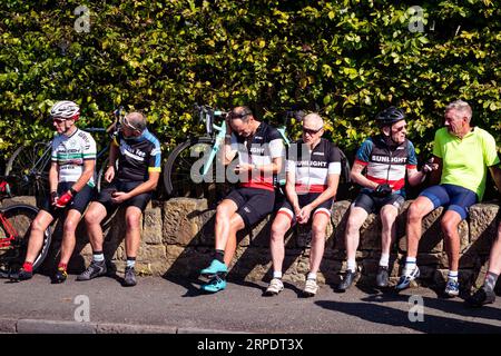 Szenen von Leg 2 der Tour of Britain, Wrexham bis Wrexham, während das Peleton eines der 7 Wonders of Wales, Gresfords All Saints Church, passiert. Stockfoto