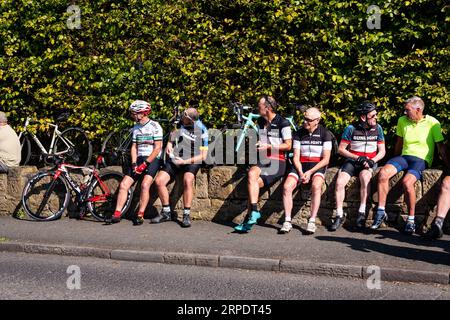 Szenen von Leg 2 der Tour of Britain, Wrexham bis Wrexham, während das Peleton eines der 7 Wonders of Wales, Gresfords All Saints Church, passiert. Stockfoto