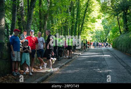 Szenen von Leg 2 der Tour of Britain, Wrexham bis Wrexham, während das Peleton eines der 7 Wonders of Wales, Gresfords All Saints Church, passiert. Stockfoto