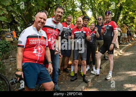 Szenen von Leg 2 der Tour of Britain, Wrexham bis Wrexham, während das Peleton eines der 7 Wonders of Wales, Gresfords All Saints Church, passiert. Stockfoto