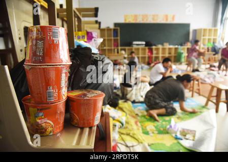 (190811) -- RIZHAO, 11. Aug. 2019 -- Foto vom 11. Aug. 2019 zeigt das Hilfsmaterial, das an der provisorischen Umsiedlungsstelle in der experimentellen Grundschule der Entwicklungszone Rizhao in Rizhao, der ostchinesischen Provinz Shandong, bereitgestellt wird. das neunte des Jahres ist in einigen Gegenden der Stadt auf Land gefallen. ) CHINA-SHANDONG-RIZHAO-TYPHOON-LEKIMA (CN) WANGXKAI PUBLICATIONXNOTXINXCHN Stockfoto