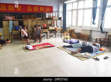 (190811) -- RIZHAO, 11. Aug. 2019 -- Bürger ruhen sich auf dem temporären Umzugsort in der Experimentellen Grundschule der Entwicklungszone Rizhao in Rizhao, ostchinesische Provinz Shandong, 11. Aug. 2019 aus. Die Bürger werden in den provisorischen Einrichtungen umgesiedelt, bevor der Taifun Lekima, der neunte des Jahres, in einigen Gebieten der Stadt landete. ) CHINA-SHANDONG-RIZHAO-TYPHOON-LEKIMA (CN) WANGXKAI PUBLICATIONXNOTXINXCHN Stockfoto