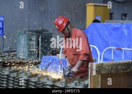 (190811) -- GUIPING, 11. August 2019 -- Ein Mann arbeitet auf der Baustelle des Wasserdamms Dateng Gorge in Guiping, südchinesische autonome Region Guangxi Zhuang, 10. August 2019. Der Wasserdamm Dateng Gorge befindet sich in der Stadt Guiping und ist für mehrere Zwecke ausgelegt, einschließlich Hochwasserschutz, Navigation und Stromerzeugung. Insbesondere wird der Salzgehalt der Flüsse während der Trockenzeit verringert, wodurch die Qualität der Wasserversorgung der Städte des Pearl River Delta einschließlich Macao gewährleistet wird. ) CHINA-GUANGXI-HYDRO DAM-CONSTRUCTION (CN) CAOXYIMING PUBLICATIONXNOTXINXCHN Stockfoto