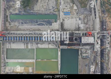 (190811) -- GUIPING, 11. August 2019 -- Luftaufnahme vom 10. August 2019 zeigt die Baustelle des Wasserdamms Dateng Gorge in Guiping, der südchinesischen autonomen Region Guangxi Zhuang. Der Wasserdamm Dateng Gorge befindet sich in der Stadt Guiping und ist für mehrere Zwecke ausgelegt, einschließlich Hochwasserschutz, Navigation und Stromerzeugung. Insbesondere wird der Salzgehalt der Flüsse während der Trockenzeit verringert, wodurch die Qualität der Wasserversorgung der Städte des Pearl River Delta einschließlich Macao gewährleistet wird. ) CHINA-GUANGXI-HYDRO DAM-CONSTRUCTION (CN) CAOXYIMING PUBLICATIONXNOTXINXCHN Stockfoto