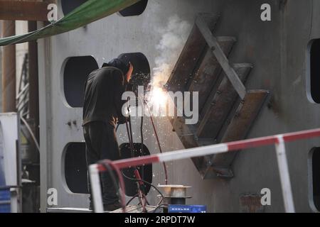 (190811) -- GUIPING, 11. August 2019 -- Ein Mitarbeiter arbeitet auf der Baustelle des Wasserdamms der Dateng-Schlucht in Guiping, südchinesische autonome Region Guangxi Zhuang, 10. August 2019. Der Wasserdamm Dateng Gorge befindet sich in der Stadt Guiping und ist für mehrere Zwecke ausgelegt, einschließlich Hochwasserschutz, Navigation und Stromerzeugung. Insbesondere wird der Salzgehalt der Flüsse während der Trockenzeit verringert, wodurch die Qualität der Wasserversorgung der Städte des Pearl River Delta einschließlich Macao gewährleistet wird. ) CHINA-GUANGXI-HYDRO DAM-CONSTRUCTION (CN) CAOXYIMING PUBLICATIONXNOTXINXCHN Stockfoto