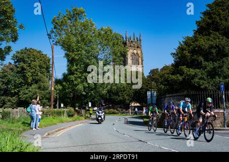 Szenen von Leg 2 der Tour of Britain, Wrexham bis Wrexham, während das Peleton eines der 7 Wonders of Wales, Gresfords All Saints Church, passiert. Stockfoto