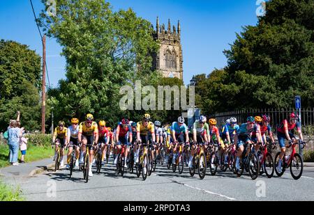 Szenen von Leg 2 der Tour of Britain, Wrexham bis Wrexham, während das Peleton eines der 7 Wonders of Wales, Gresfords All Saints Church, passiert. Stockfoto