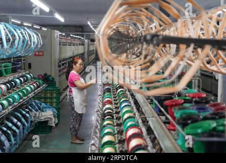 (190811) -- ANKANG, 11. August 2019 -- Ein Arbeiter arbeitet in einer Seidenfirma im Shiquan County, Stadt Ankang, Provinz Shaanxi im Nordwesten Chinas, 7. August 2019. In den letzten Jahren konzentrierte sich Ankang auf die grüne Entwicklung und verzeichnete ein rasches Wachstum umweltfreundlicher Industrien. Die Stadt hat auch einige arbeitsintensive Industrien gegründet, in denen Textilien und Spielzeug hergestellt werden, um Arbeitsplätze für einkommensschwache Bewohner zu schaffen. ) CHINA-SHAANXI-ANKANG-ECONOMY (CN) ShaoxRui PUBLICATIONxNOTxINxCHN Stockfoto