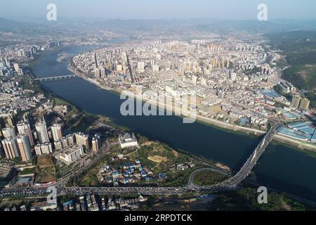 (190811) -- ANKANG, 11. August 2019 -- Luftaufnahme, aufgenommen am 7. April 2019, zeigt einen Blick auf den Fluss Hanjiang, der sich durch die Stadt Ankang, nordwestchinesische Provinz Shaanxi, schlängelt. In den letzten Jahren konzentrierte sich Ankang auf die grüne Entwicklung und verzeichnete ein rasches Wachstum umweltfreundlicher Industrien. Die Stadt hat auch einige arbeitsintensive Industrien gegründet, in denen Textilien und Spielzeug hergestellt werden, um Arbeitsplätze für einkommensschwache Bewohner zu schaffen. ) CHINA-SHAANXI-ANKANG-ECONOMY (CN) ShaoxRui PUBLICATIONxNOTxINxCHN Stockfoto