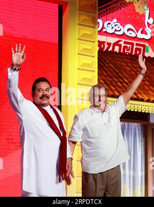 (190811) -- COLOMBO, 11. Aug. 2019 -- Foto aufgenommen am 11. Aug. 2019 zeigt Sri Lankas Oppositionsführer Mahinda Rajapaksa (L) und seinen Bruder, ehemaligen Verteidigungssekretär Gotabaya Rajapaksa, auf einer Sri Lanka Podujana Peramuna (SLPP) Parteikonferenz in Colombo, der Hauptstadt Sri Lankas. Sri Lankas Oppositionsführer Mahinda Rajapaksa ernannte am Sonntag seinen Bruder und ehemaligen Verteidigungsminister Gotabaya Rajapaksa zum Präsidentschaftskandidaten der Opposition in einem Präsidentschaftsrennen, das später in diesem Jahr stattfinden wird. Die Präsidentin von Sri Lanka, Maithripala Sirisena, sagte kürzlich, dass die Präsidentschaftswahlen stattfinden Stockfoto