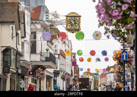 GUILDFORD, SURREY, GROSSBRITANNIEN - 31. AUGUST 2023: Guildford High Street und Guild Hall - eine gepflasterte Straße mit Geschäften in der malerischen historischen Stadt Stockfoto