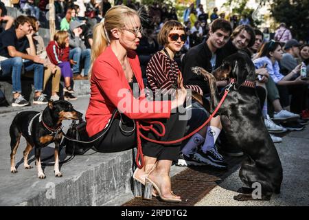 (190811) -- MOSKAU, 11. Aug. 2019 (Xinhua) -- Eine Frau spielt mit ihrem Hund während der Hundeschlittenpartei in Moskau, Russland, am 11. Aug. 2019. Die Doggie Party, ein Wettbewerb für Hunde, fand am Sonntag in Moskau statt. (Foto: Maxim Tschernawsky/Xinhua) RUSSLAND-MOSKAU-HUNDEPARTY PUBLICATIONxNOTxINxCHN Stockfoto