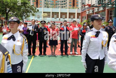 (190812) -- HONG KONG, 12. August 2019 -- Menschen singen ein Lied während einer Flaggenhisserungszeremonie an einer Mittelschule in Yuen Long of New Territories, Hong Kong, Südchina, 11. August 2019. Der Verband der Hongkonger Flaggenwächter hielt am Sonntag eine feierliche Flaggenhisserung in einer Mittelschule ab. CHINA-HONGKONG-FLAGGENHISSERUNGSZEREMONIE (CN) WUXXIAOCHU PUBLICATIONXNOTXINXCHN Stockfoto