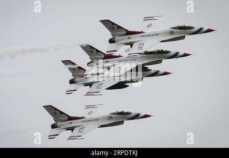 (190812) -- ABBOTSFORD, 12. Aug. 2019 -- die U.S. Air Force Thunderbirds führen Kunstflug während der 57. Jährlichen Abbotsford International Airshow in Abbotsford, Kanada, 11. Aug. 2019 durch. Die Airshow wurde 1962 von einem lokalen Flugclub ins Leben gerufen, um die Aufmerksamkeit und das Geschäft auf den Flughafen der Stadt zu lenken. Später wurde es zu einer der wichtigsten Luftfahrtausstellungen in Nordamerika und zog Spitzenpiloten und Flugzeuge aus Kanada, den Vereinigten Staaten und Europa an. CANADA-ABBOTSFORD-INT L AIRSHOW LiangxSen PUBLICATIONxNOTxINxCHN Stockfoto