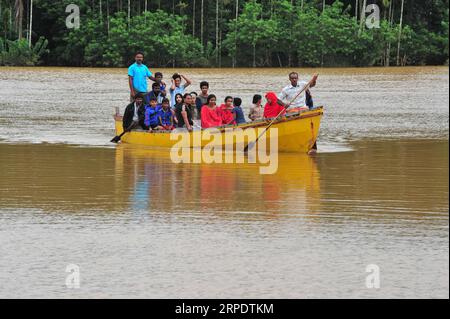 (190812) -- KERALA, 12. August 2019 -- Menschen bewegen sich mit dem Boot zu einem sichereren Ort in Wayanad von Kerala, Indien, 11. August 2019. In den letzten drei Tagen sind in Indien etwa 115 Menschen bei einer neuen Flut von Überschwemmungen ums Leben gekommen, diesmal in mehreren staaten entlang der Westküste, darunter Kerala, Karnataka, Maharashtra und Gujarat. sagte Medienberichte am Sonntag. Am schlimmsten betroffen ist der Südstaat Kerala, aus dem in den letzten drei Tagen maximal 57 Todesfälle gemeldet wurden. (STR/Xinhua) INDIA-KERALA-FLOOD ZhangxNaijie PUBLICATIONxNOTxINxCHN Stockfoto