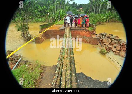 (190812) -- KERALA, 12. August 2019 -- Menschen überqueren ein überflutetes Gebiet durch eine provisorische Bambusbrücke in Wayanad von Kerala, Indien, 11. August 2019. In den letzten drei Tagen sind in Indien etwa 115 Menschen bei einer neuen Flut von Überschwemmungen ums Leben gekommen, diesmal in mehreren staaten entlang der Westküste, darunter Kerala, Karnataka, Maharashtra und Gujarat. sagte Medienberichte am Sonntag. Am schlimmsten betroffen ist der Südstaat Kerala, aus dem in den letzten drei Tagen maximal 57 Todesfälle gemeldet wurden. (STR/Xinhua) INDIA-KERALA-FLOOD ZhangxNaijie PUBLICATIONxNOTxINxCHN Stockfoto