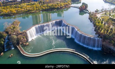 (190812) -- PEKING, 12. August 2019 -- Luftaufnahme vom 5. Januar 2019 zeigt die Landschaft des Wasserfallparks in Kunming, Südwestchinas Provinz Yunnan. Die Provinz Yunnan im Südwesten Chinas ist aufgrund ihrer vorteilhaften natürlichen Bedingungen mit üppigen Hochplateaus und unterschiedlichen Klimata sehr reich an Biodiversität. Die Waldbedeckung in Yunnan hat 60,3 Prozent erreicht, und die Provinz ist als Animal Kingdom und Plant Kingdom bekannt. Yunnan legte das Ziel fest, es in die schönste Provinz Chinas zu bauen. Sie hat große Anstrengungen unternommen, um die ökologische Zivilisation zu fördern Stockfoto