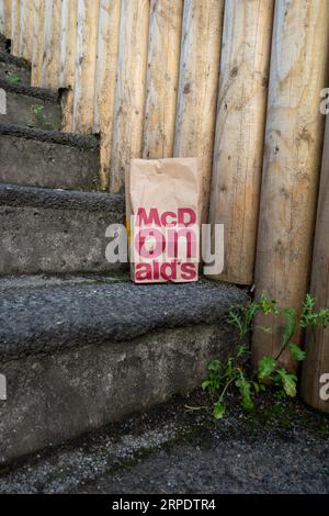 McDonalds braune Papiertüte zum Mitnehmen auf einer Concreate-Stufe Stockfoto