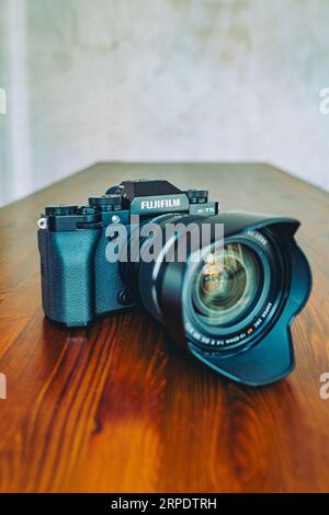 Fujifilm X-T5 Digitalkamera mit XF 16-80-mm-Objektiv – Schwarz Stockfoto