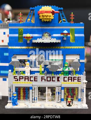 (190812) -- CANBERRA, 12. August 2019 -- LEGO Works of Space Rock Café wird auf der Brick Expo in Canberra, Hauptstadt von Australien, am 11. August 2019 ausgestellt. Im Hellenic Club von Canberra zog die zweitägige ausstellung mit LEGO-Werken viele Besucher an. (Foto: /Xinhua) AUSTRALIA-CANBERRA-LEGO-BRICK EXPO LiuxChangchang PUBLICATIONxNOTxINxCHN Stockfoto