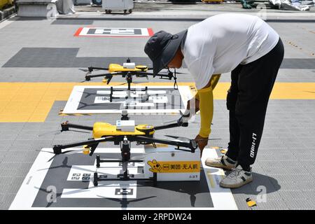 (230904) -- PEKING, 4. September 2023 (Xinhua) -- Ein Mitarbeiter bereitet unbemannte Drohnen für die Lebensmittellieferung in Shenzhen, Provinz Guangdong, im Süden Chinas, am 15. August 2023 vor. Auf der diesjährigen China International Fair for Trade in Services (CIFTIS), die vom 2. Bis 6. September in Peking stattfindet, werden unbemannte Lieferfahrzeuge und Drohnen ausgestellt und erhalten viel Aufmerksamkeit. Da Chinas Liefermarkt in den letzten Jahren schnell expandiert, neigen immer mehr Verbraucher dazu, Lebensmittel, Kleidung und andere Artikel online zu bestellen, um Zeit zu sparen. Diese High-Tech-Bereitstellungstechnologien haben in einigen Städten einschließlich Stockfoto